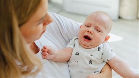 Prečo bábätko plače v šatke a ako ho upokojiť